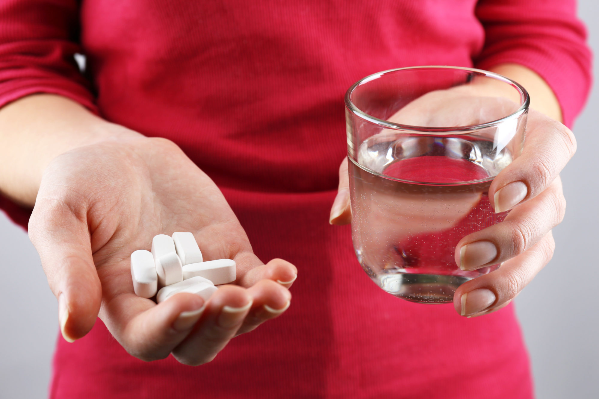 Таблетку пить 4 раза в день. Прием антибиотиков. Человек пьет таблетки. Пить лекарство.